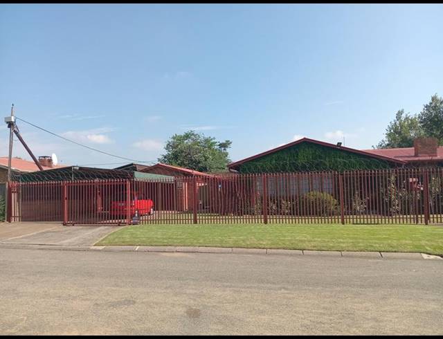 3 BEDROOM HOUSE FOR SALE IN VANDERBIJLPARK CW 4
